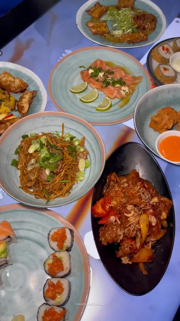 This video showcases Inamo, a restaurant in Covent Garden, London, offering an unlimited tapas and sushi menu for £32 per person.  The video highlights the restaurant's interactive tables, where customers order using a touchscreen. Various dishes are shown, including sushi rolls, chicken karaage, yuzu pork belly, Sichuan chicken, and pork noodles. The presentation emphasizes the visual appeal of each dish, with close-up shots and overhead views.  Dietary information is briefly mentioned but not extensively detailed. The main focus is a meal showcase at Inamo.