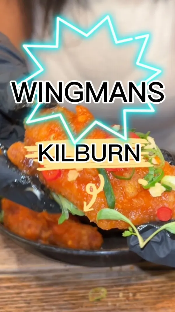 This video showcases a dining experience at Wingmans Restaurant and Bar in Kilburn.  The food presented includes Jamaican Me Crazy wings, Bangkok wings, and mac and cheese with beef. The drinks shown are a creamy cocktail and a tall, fruity cocktail. The food is presented in dark, visually appealing plates, garnished with fresh herbs and spices. The video's main focus is on presenting the food and drinks while highlighting the Wing Wednesday promotion.
