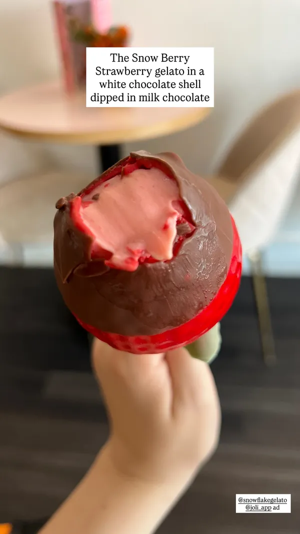 The Snow Berry
Strawberry gelato in a white chocolate shell dipped in milk chocolate @snowflakegelato @joli_app ad