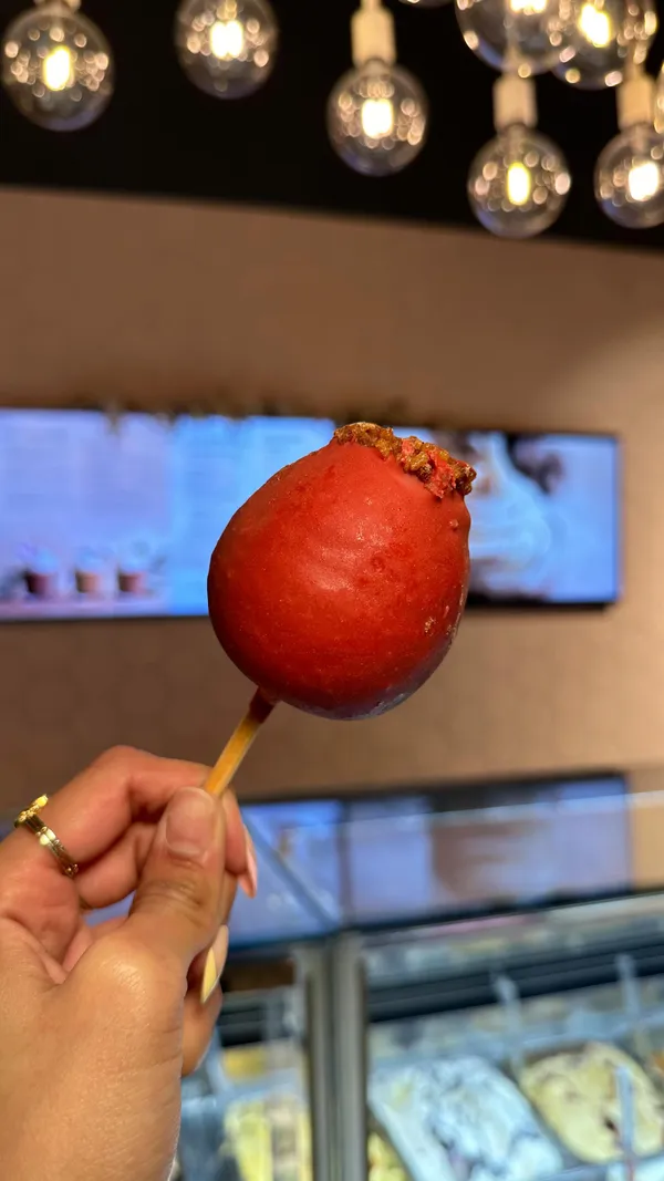 Trying the viral toffee apple from @snowflakegelato and this might be my new fave winter treat! Pairs perfectly with a hot chocolate topped with a mini treat✨

*PR invite

#snowflakegelato #toffeeapple #dessertshop #sweettooth #londondesserts #cutecafe #placestoeat #icecream #icecreamlover #icecreamshop #foodblogger #foodie #prinvite