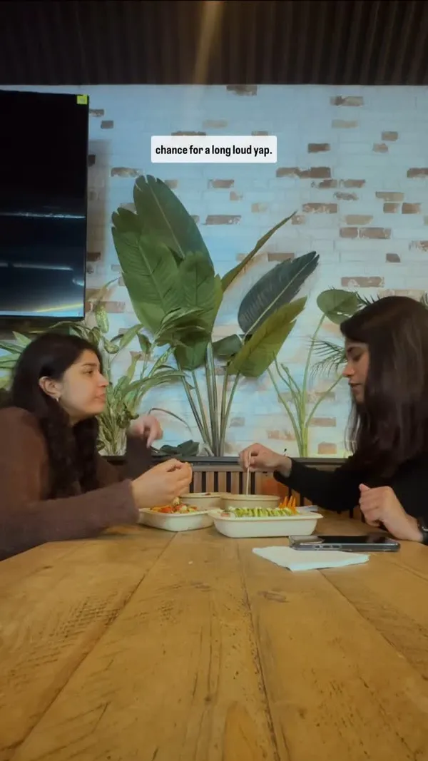 The video showcases a Thursday evening outing to Market Place Vauxhall, a food hall. The video begins with the influencer walking outside at night, then transitions to her on a train. She meets a friend at the food hall and they eat at Inamo Sukoshi, ordering dishes including teriyaki beef donburi, chicken balls, and lamb fries. The video includes shots of the food, the lively atmosphere of the market hall, and the two friends enjoying their meal and drinks.