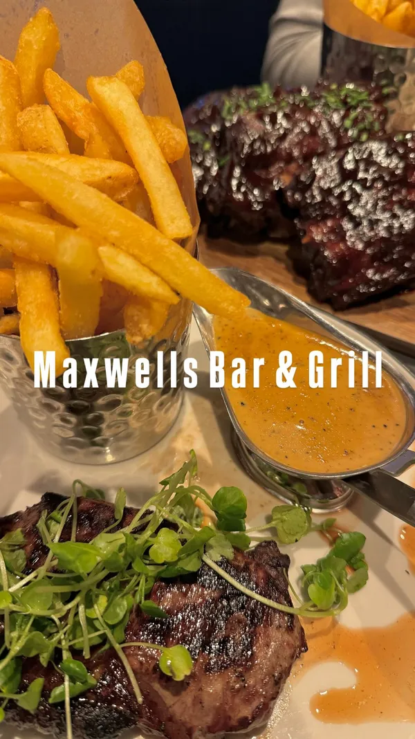 This video showcases Maxwell's Bar & Grill in Covent Garden, London.  It features various food and drink items including cocktails (Pina Colada), nachos with multiple dips, a steak with fries and a sauce, churros with caramel sauce, and a brownie sundae.  The presentation is visually appealing, focusing on close-ups of the food items. No specific dietary information is provided. The main focus is a meal showcase highlighting various dishes available at the restaurant.