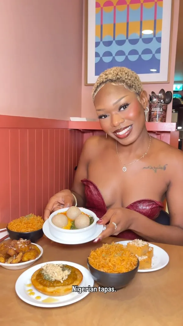 The video showcases Chukus, a Nigerian tapas restaurant in London. The influencer presents various dishes, including Egusi soup with pounded yam, Sinasir & Miyan Taushe (a rice-based pancake with peanut stew), Dodo (fried plantains), and Moi Moi (bean dish).  A Chapman drink and a yam-based brownie with ice cream are also featured. The presentation focuses on vibrant colors and close-ups of the food. Vegan options are explicitly mentioned.