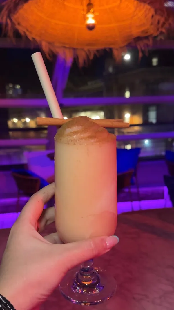 a london rooftop bar for your next sip & yap 💕
📍 @circes_rooftop 
interiors to make you feel like you are on holiday, a menu of small plates, frozen winter cocktails, a photo booth, bookable rooftop igloos, skyline views, live music and dj’s. vibesssss. 

my spiced winter margarita was yummmm made with cazadores blanco tequila, passoa passion fruit liqueur and winter spices but I’ll be back for their cocktail collab with @hotelchocolat 🍫🍸

I’d recommend booking cos it gets busyyyy !! who’s coming with me next time?! ❄️✨

#rooftopbar #londonrooftop #londonbars #wintercocktails #sipandyap