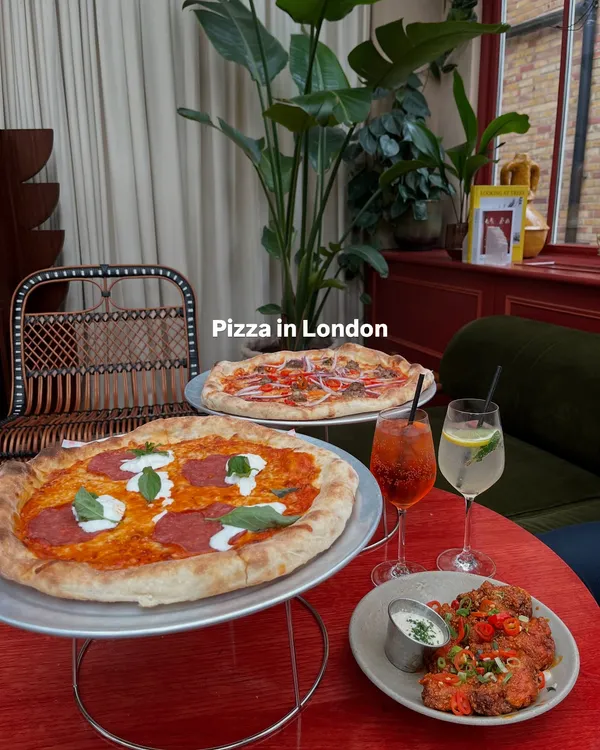 Prettiest spot for pizza in London! Great for a cosy date as well. So fun, bright and delicious New York pizza to munch on. Love it!

📍Eve, Kensington. @evekensington @joli_app 
Ad Pr
.
.
#london #londonpizza #pizzalondon #londonlife #londonrestaurants