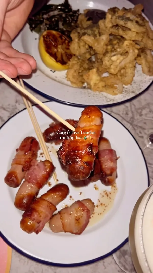 🎄Looking for a cute festive London rooftop bar? ✨

.. this is @circes_rooftop located outside Waterloo station. They do fab cocktails, delish small plates (deffo get the pigs in blankets and the fried chicken with gravy mayo yum) and a DJ playing decent tunes. It’s always busy and vibey here so a good option for a Christmas work night out on a Thursday or occasion with friends. 

.. also anywhere that has Christmas trees up is a yes from me 😄 

🫶🏼 Thank you for having me @circes_rooftop @joli_app x 

*Invite/PR* 

#circeswaterloo #circes #circesrooftop #rooftopbar #rooftopbarlondon #londonrooftopbars #londonrooftops #rooftoplondon #londonbar #bar #cocktails #smallplates #sharingplates #pigsinblankets #londonnightlife #londonchristmas #festivelondon #christmas #festive