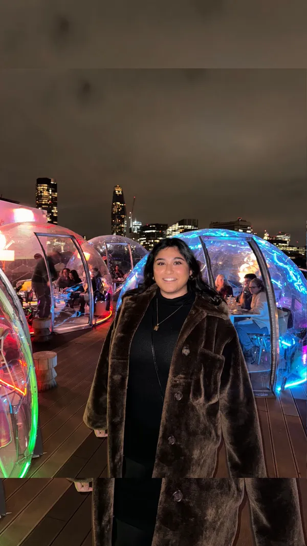 The video showcases Circe's Rooftop bar in Waterloo, London.  It highlights their winter igloos, featuring cozy settings with city views. Food shown includes various small plates:  shrimp in a spicy tomato sauce, arancini with mushroom sauce, and fried calamari. Cocktails are also featured, and the bar's 2-for-1 cocktail and 3-for-2 small plates deals (Monday-Thursday, 5-7pm) are emphasized. The video uses upbeat music and quick cuts. 