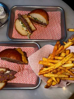 Delicious Thai collaboration burger with Dr Sting’s Hot Honey at Zula, Marble Arch, along with crispy cajun fries.