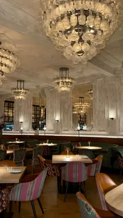 Couple enjoying flavorful dishes and cocktails on a date night at Sucre near Oxford Circus, London. #datenight #sohodining