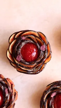 Pastry creations by Nour Kandler at Fou de Patisserie, featuring fig tart, gourmet cakes, and praline delights.