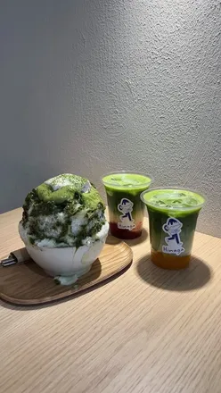 Matcha lovers enjoying matcha kakigori at a new café in Fitzrovia, London, with toppings in the middle.
