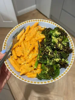 Weekly eats featuring silken tofu pasta, vegan pizza, Yorkshire views, and cozy workdays with Rover.