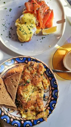 A delicious day in Brixham featuring brunch, pints, scenic ferries, and fresh seafood at local eateries. 🌊🍽️