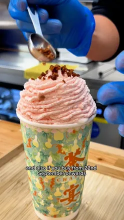 Delicious Peach Oolong milk tea and frappé on display, available for buy one get one free in Chinatown today!