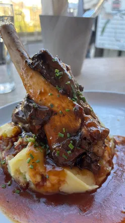 Cozy autumn dining at Makars Mash Bar in Edinburgh, enjoying comfort food in a relaxed atmosphere.