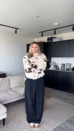 Fashion influencer showcases favorite autumn jackets, sharing styling tips and brand insights in a cozy setting.