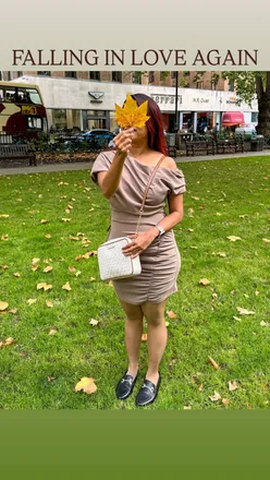 Autumn in London: a cozy scene capturing love and inspiration at a café with a warm atmosphere.