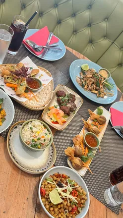 Delicious Thai dishes at Giggling Squid, Oxford: Chilli Chickpeas, Pad Thai, Chicken Kua Kling, and a divine chocolate dessert.