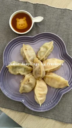 Jumbo dumplings from @freshasia_official, golden and crispy, served with soy sauce for a delicious weekend lunch.