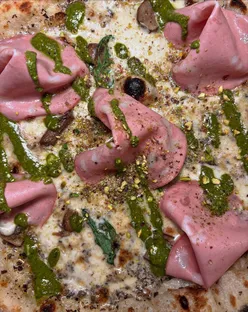 Enjoying Neapolitan pizza and Aperol in the Northern Quarter at @noiquattrouk, a favorite spot for delicious bites.