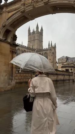 Beautiful autumn view of Bath, England, showcasing historic architecture and vibrant foliage. Perfect for UK travel!