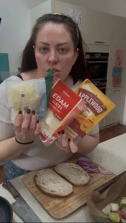 Delicious toasted sandwich with three cheeses and tomato soup, perfect for a delightful lunch at home.