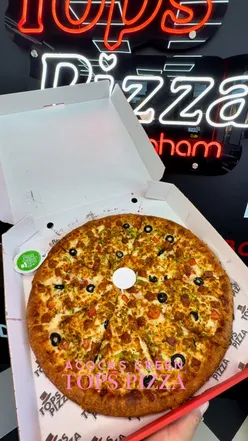 Delicious pizzas and nachos at Topps Pizza Birmingham, praised for clean kitchen and friendly staff.