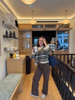 Cozy autumn outfit featuring a jumper, jeans, and UGGs, perfect for a seasonal outing.