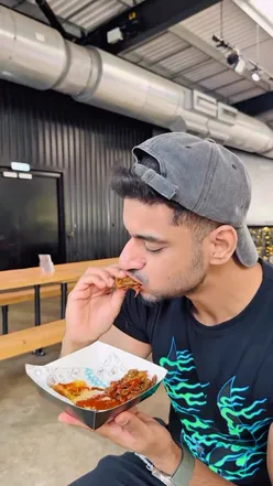 Delicious naan melts and chai from Khaao Karachi at Boxpark Wembley, a must-try for food lovers!