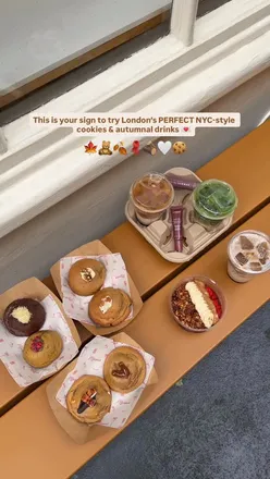 Delicious NYC-style cookies and autumn drinks at Morena, Marylebone. Perfect for cozy coffee dates in London!