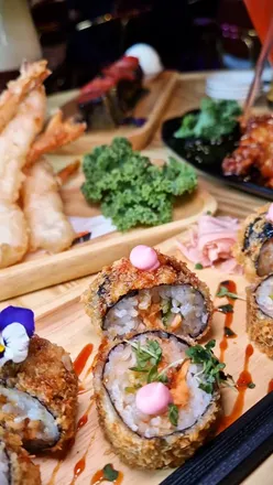 Delicious ramen, sushi, and vibrant drinks at Maki Ramen in Highcross—an exciting foodie experience!