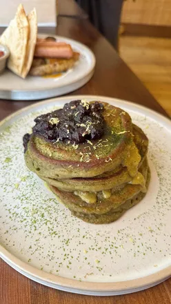 Delicious matcha-themed treats at Gecko Coffee House, including strawberry matcha latte and matcha blueberry pancakes.