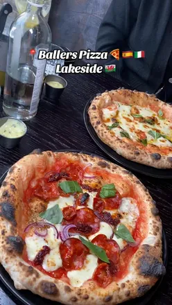 Delicious garlic dough and vibrant pizzas at Ballers Pizza Lakeside, blending Spanish and Italian flavors.