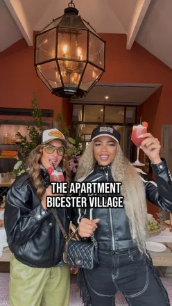 Bicester Village apartment meetup with @keshiagolbourne and @___maths_____ enjoying the vibrant atmosphere.