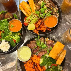 Nourish bowl with steak, sweet potatoes, and halloumi at Almacafe London, Clapham Junction - a delicious brunch spot!