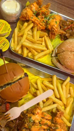 Delicious Munch Boxes featuring burgers, tenders, fries, and coolers at Mr T's, Birmingham 🥭💙 #bhamfood #foodporn