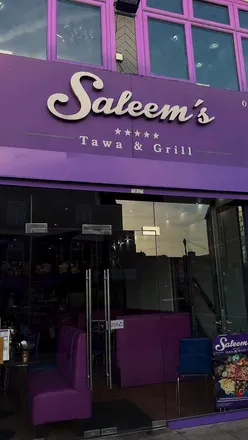 Delicious tawa platter with chicken wings, lamb chops, seekh kebabs, and samosas at Saleem’s Tawa & Grill, Manchester.