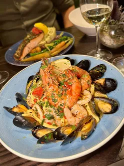 Couple enjoying seafood linguine and mussels at Ecco Vino, a cozy Italian restaurant in Edinburgh's Old Town.