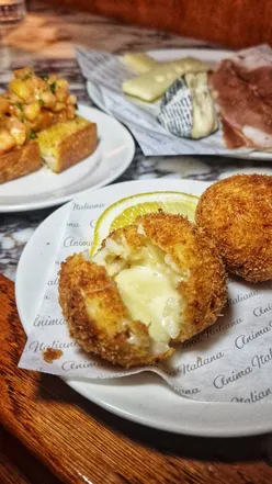 Bosco Pizzeria in Cardiff: a chic spot for Italian antipasti, rich Fungi Pizza, and vibrant cocktails like Negroni and Americano.