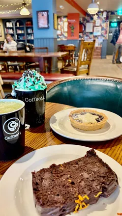 Vegan gingerbread oat matcha and minced pie at Coffee Number 1 in Wallingford, perfect for festive treats.