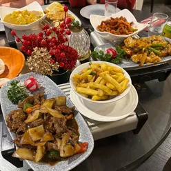 Delicious dishes served at Chinese Manor House, rated 9.5/10, showcasing a vibrant dining atmosphere.