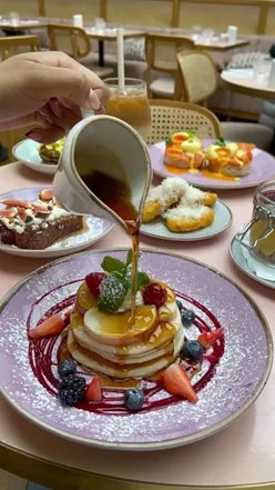 Brunch recommendations featuring delicious dishes and cozy atmospheres at top London spots.