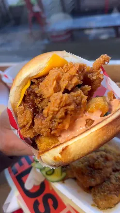 Delicious Szechuan chicken and burgers from @meatstackuk X @fedsfriedchicken special menu in Newcastle.