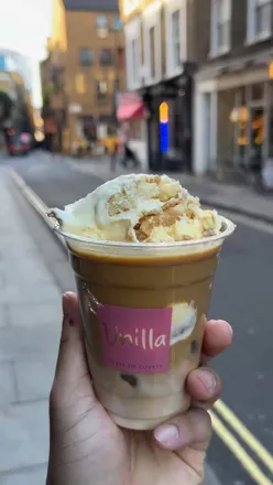 'Banana pudding dessert from @vnillalondon with latte flavor, showcased by @rodneysrendezvouss in London.'