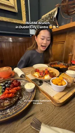 Brunch dishes at Murphy’s Bistro Cafe in Dublin, featuring eggs and pancakes; a foodie hotspot! #DublinEats