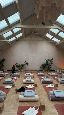 Relaxed gathering in central London, enjoying Sunday vibes with great energy and community. @akt_ldn @nicolacoates_ @saltedsoul____ @holycacaouk