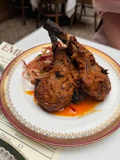 The Empire strikes rack… 🐑💫🥘 Lamb rack specifically, curried and grilled to produce, ahem…Princess Leia’s of flavour 🙃 Okay, so it’s a lamb chop really, but my Darth Vada Pav gag needed workshopping so you’ll have to accept LUCKNOWI SPICED LAMB CHOPS, PASTRY-TOPPED LOBSTER BIRIYANI, BEEF MINCE SEEKH KEBAB, KALE & TAMARIND PATTA CHAAT, BUTTER CHICKEN AND GIANT GULAB JAMUN & MERINGUE CHEESECAKE! 🍰 The super aesthetic menu of @empirempire_london a Notting Hill Indian restaurant from the @gunpowder_london stable which has picked up a Michelin Bib Gourmand of its own in just three short years. I’d say it’s one of your more anglicised Indian restaurants imo, with less deep, rich and hot dishes and more of these lighter, creamier expressions, but that’s no a slight on this food by any means, because these plates are so finger-licking good you could eat Han Solo… 🖐🏻🤖 #nosignofChewiethankfully #ifitshardtochoosethenjustordertheempiremenu #empireempirelondon PR invite
.
.
.
.
.
#indianfood #curry Indian food. Curry. Curry house. Spicy food. London’s best Indian restaurants. Takeaway. Saturday night takeaway. Butter chicken. Michelin restaurant. London’s best restaurants. London’s best curry. Notting Hill food.