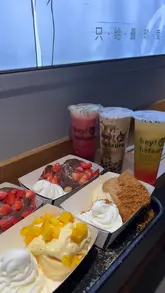The video features a montage of the preparation and presentation of Japanese-style soufflé pancakes and various bubble tea drinks at Hefaure. It highlights the fluffy texture of the pancakes and the assembly of the drinks, focusing on the visual appeal of the menu items.