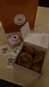 A vibrant, fast-paced reel documenting a pastry-making workshop at Comptoir Bakery School. The video follows the creator through the process of kneading, shaping, and baking various French pastries, highlighting the interactive and beginner-friendly nature of the class. It concludes with the finished products and the takeaway box, effectively selling the experience as a fun activity.