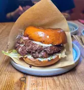[ad/invite] @arditos_kitchen x @theroyaloakclifton, Bristol 📍

Anyone who has been following me for a while knows that I am a BIG fan of @arditos_kitchen’s Latin BBQ and street food 💕 

Well, I have good news for those who are in or nearby Clifton - they’ve just started a pop-up at @theroyaloakclifton from Tuesday - Thursday, as well aa their usual spot at @lostandgroundedbrewers on weekends 👌🏻

Everything is top tier - the Birria nachos are stupidly moreish and we loved the ham and bacon on the juicy smashed patties in the Colombian burger 🍔

We went a bit Birria mad and also had the Birria tacos, which are so tender and my friend has not stopped talking about the gravy that comes with the tacos for dipping 🌮

@theroyaloakclifton itself is a lovely little pub with a great range of drinks including cocktails invented by the bar staff 🍹

Honestly wish @arditos_kitchen all the luck in the world with this new adventure - they deserve it 🔥

#bristolfood #bristolfoodie #bristolfoodanddrink #latinfood #tacos